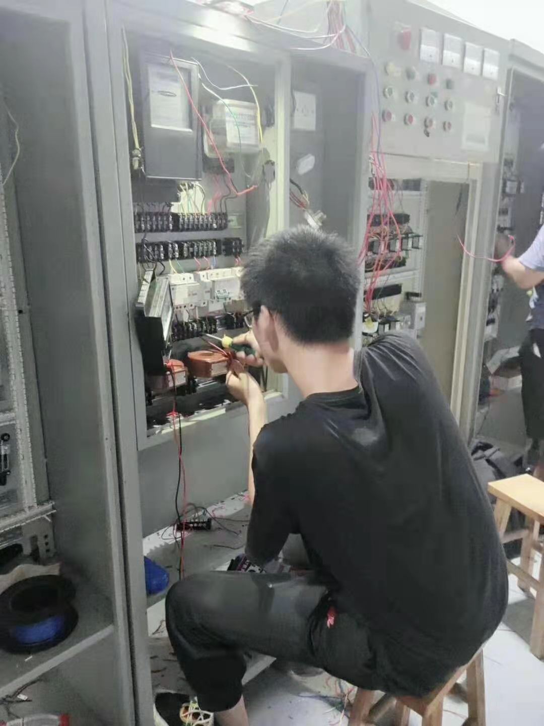 凤岗镇学电工报名费多少钱-电工培训-电工证复审