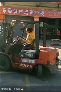 学叉车司机黄江樟木头常平叉车培训学校在哪里学费是多少